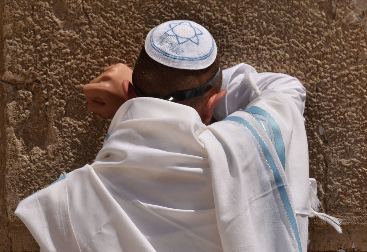 Betender Mann an der Klagemauer in Jerusalem