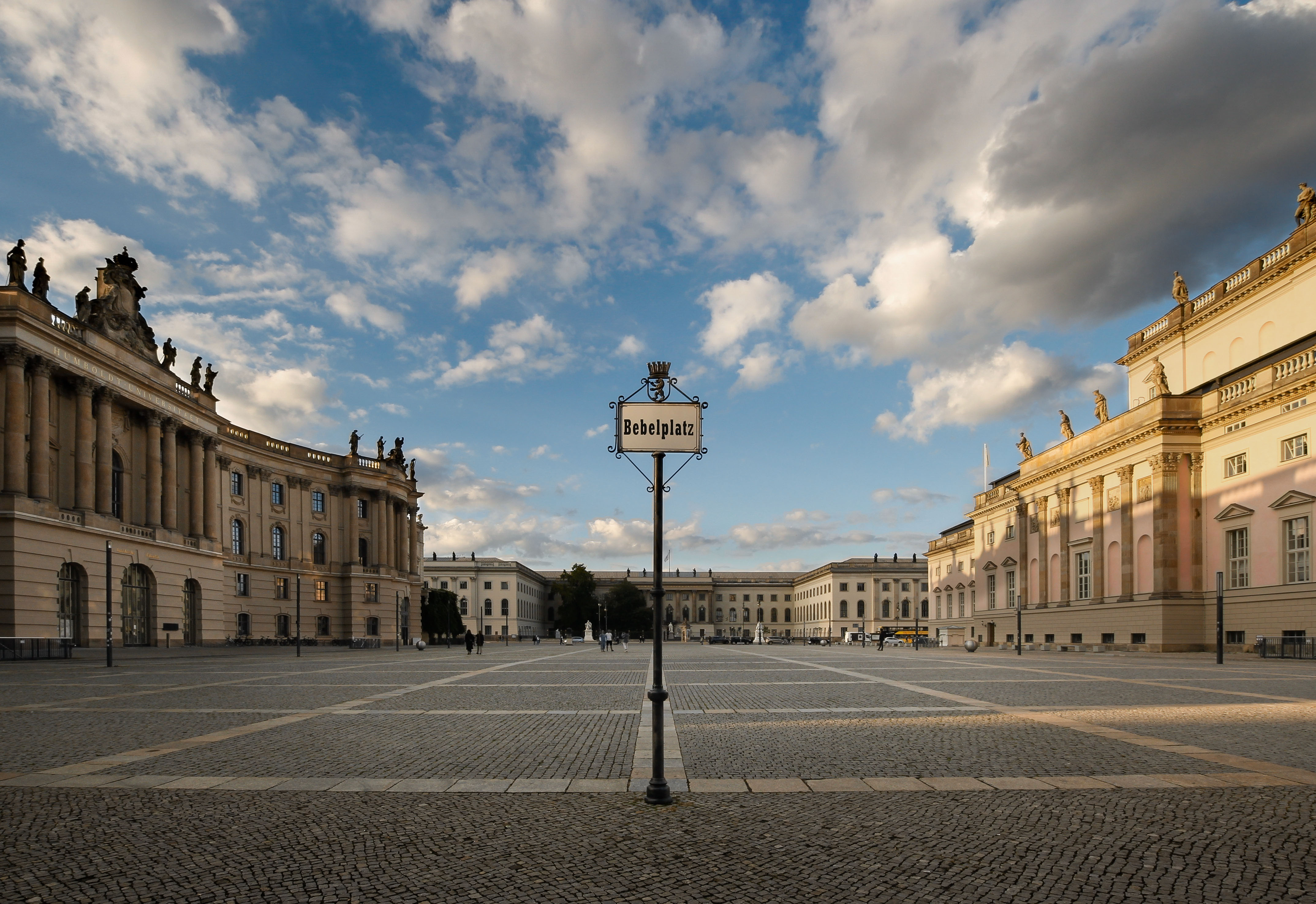 Ansicht des Bebelplatzes in Berlin mit Juristischer Fakultät und Staatsoper