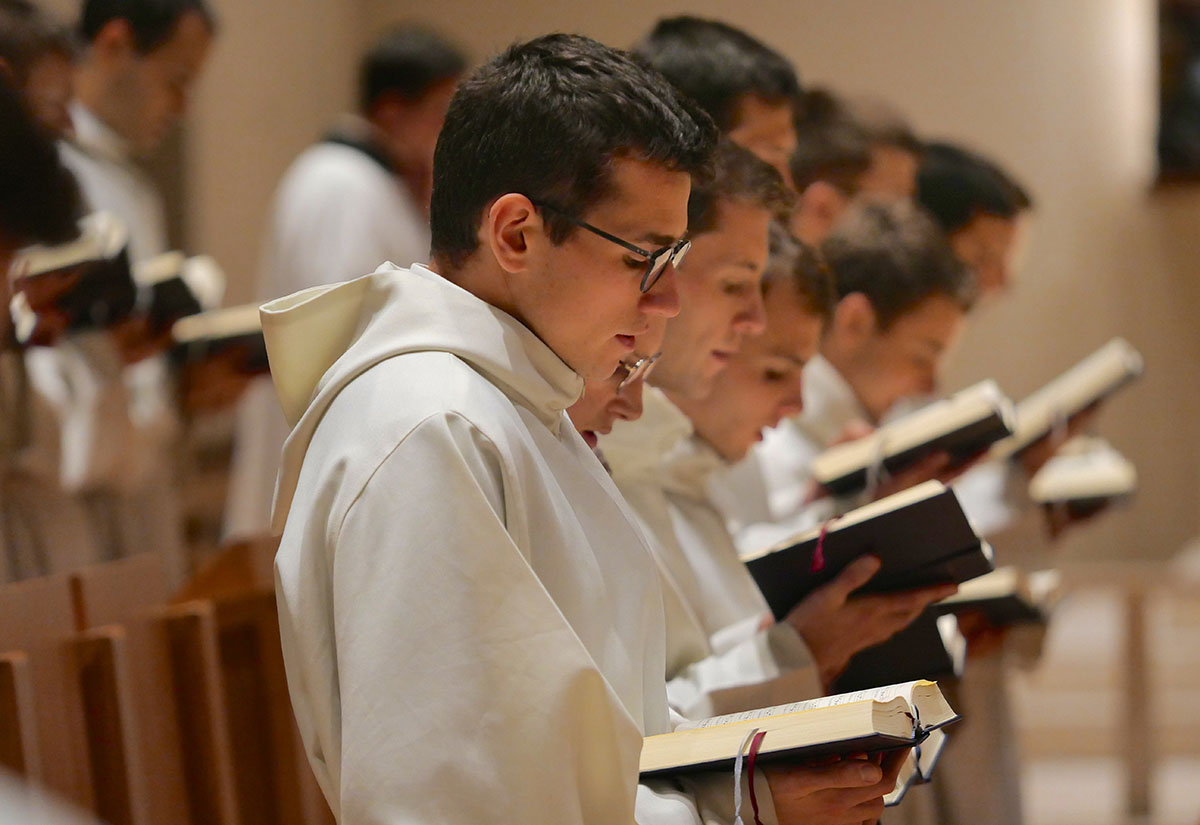 Seminaristen der Communauté Saint-Martin beim Stundengebet