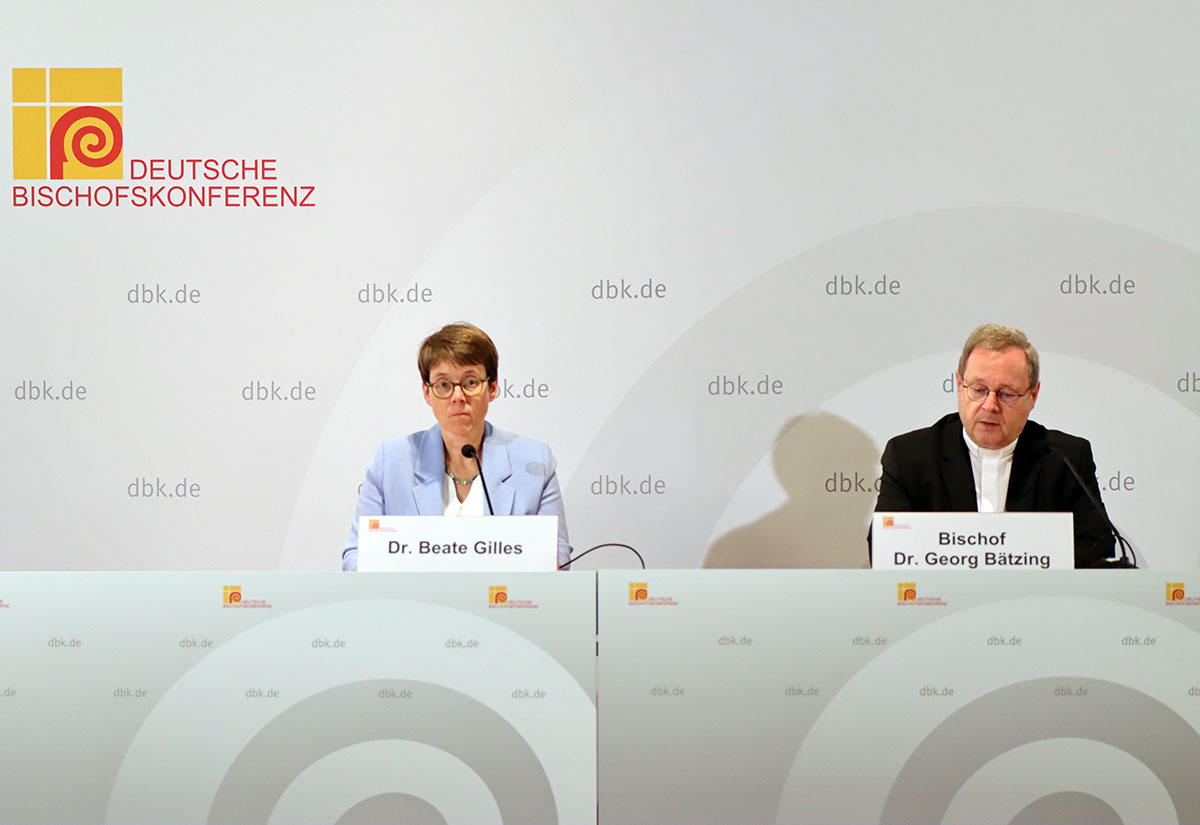 Abschluss-Pressekonferenz der Herbst-Vollversammlung in Fulda mit Bischof Dr. Georg Bätzing, Vorsitzender der Deutschen Bischofskonferenz, und Dr. Beate Gilles, Generalsekretärin der Deutschen Bischofskonferenz.