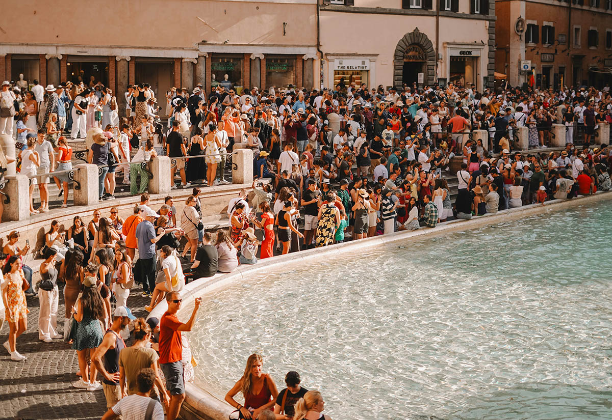 Touristen am Trevi-Brunnen