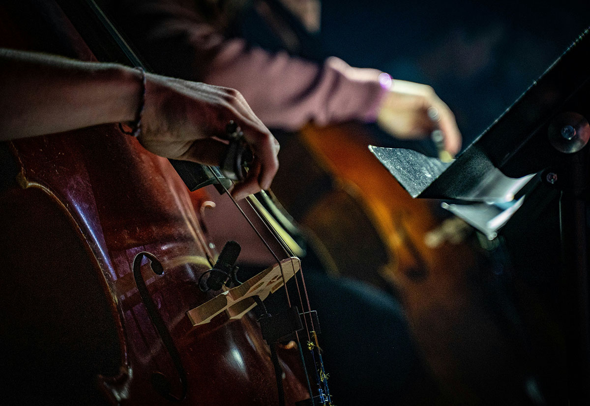 Violoncello-Spieler in einem Orchester