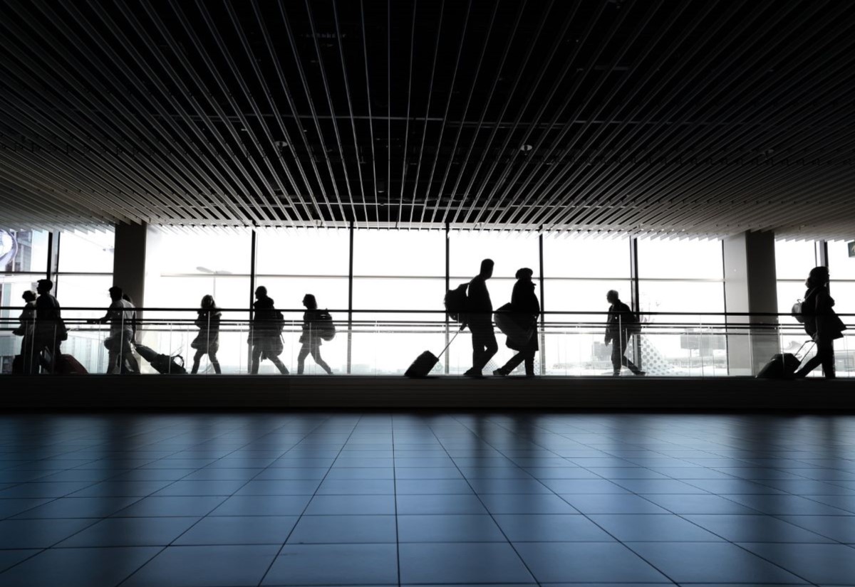 Menschen im Flughafen