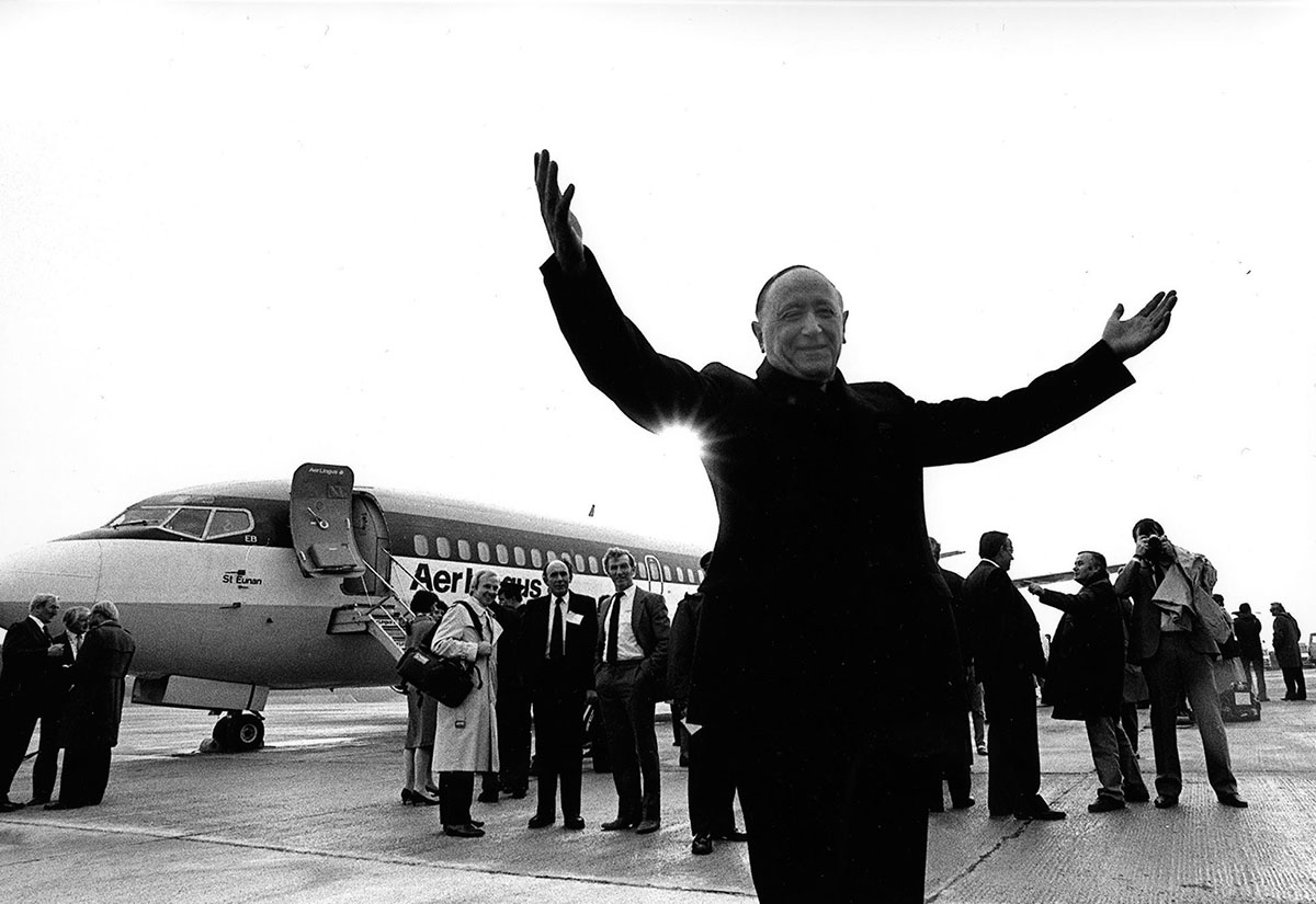 Monsignore James Horan vor der ersten Charter-Maschine von Knock nach Rom am 25. Oktober 1985