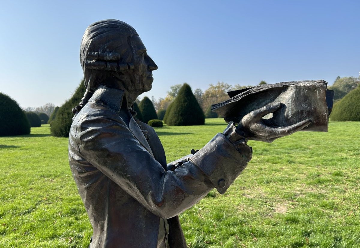 Fertöd, Schlosspark Esterhazy: Haydn auf dem Weg. Bronzestatue von Tamás Baráz, 2013.