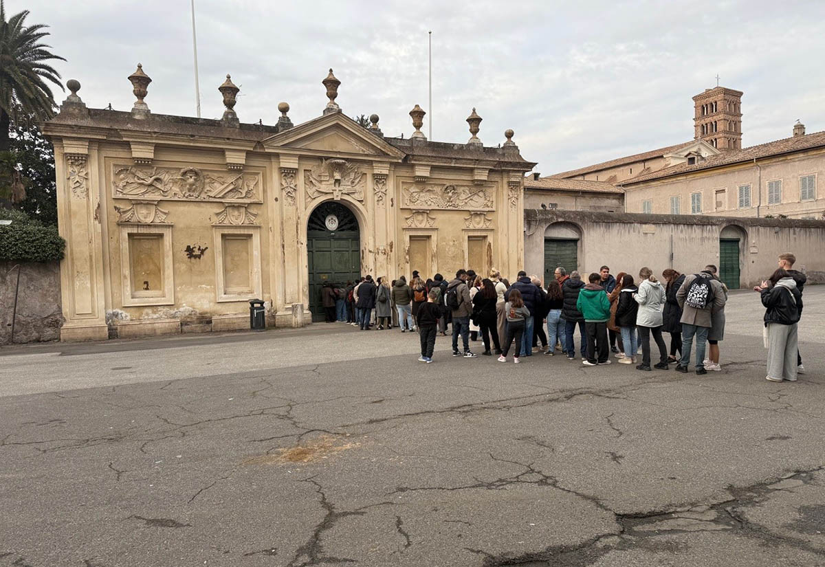 Schlange stehen für einen Schlüssellochblick an der Villa di Malta auf dem Aventin