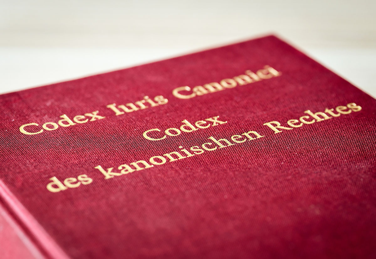 Einband des "Codex des Kanonischen Rechts"