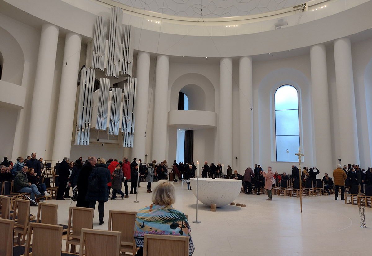 Berliner Hedwigskathedrale nach einem Sonntagsgottesdienst