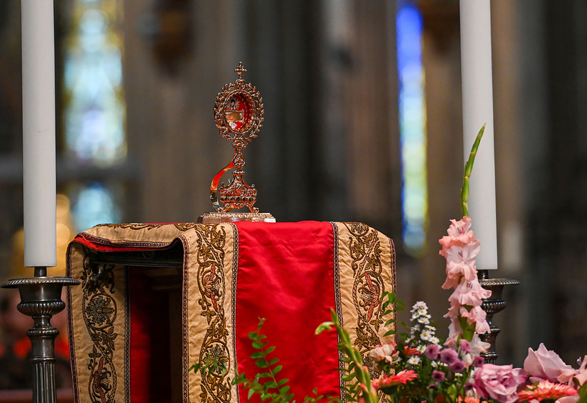 Herz-Reliquie des als Cyber-Apostel bekannten Carlo Acutis am 24. Juli 2024 in einem Gottesdienst im Kölner Dom