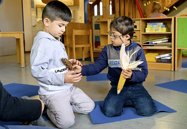 Zwei Kinder sitzen auf dem Boden