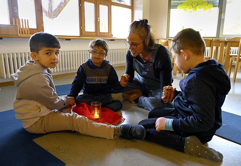 Kinder sitzen im Kreis