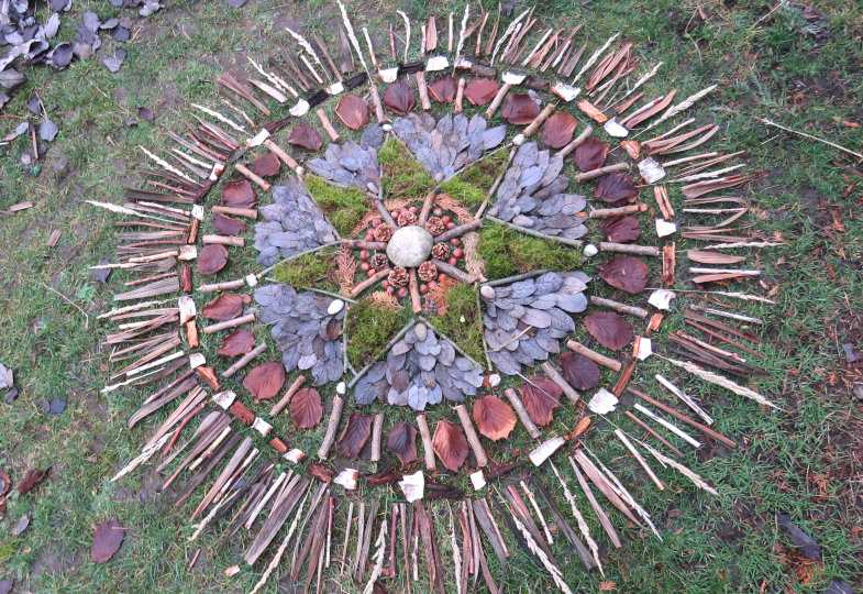 Eine Jahreszeitenidee für den Oktober: Herbstmandalas aus Naturmaterialien legen