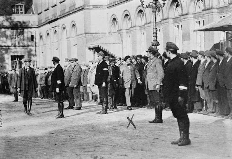 Separatisten der Rheinischen Republik vor dem Kurfürstlichen Schloss in Koblenz