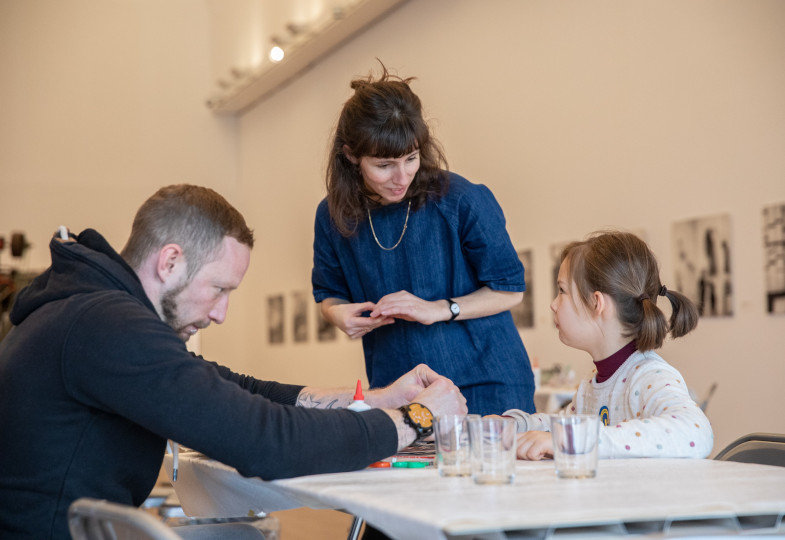 Sarah Stocker bei einem Drop-In Workshop an einem Familiensonntag