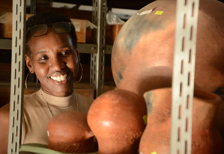 Bei der Arbeit im Depot: Die Archäologin Freda Nkirote M’Mbogori aus Nairobi, Kenia