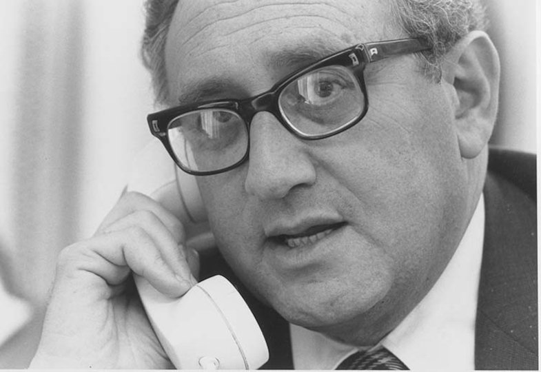 29. April 1975: Außenminister Henry Kissinger telefoniert im Weißen Haus wegen der aktuellen Lage im Vietnamkrieg