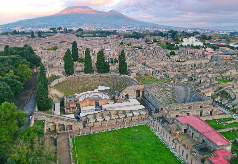 Drohnen-Aufnahme: Das Theater von Pompeji mit Vesuv im Hintergrund