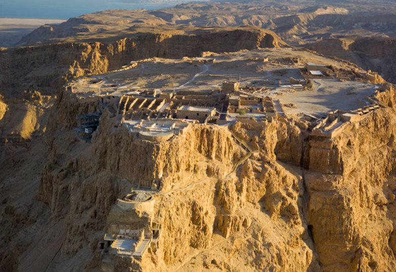 Das 440 Meter hohe und 275 Hektar große Felsmassiv, das zum UNESCO-Welterbe gehört. Hinten das Tote Meer