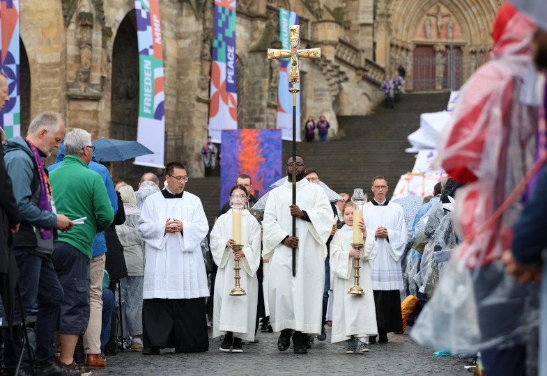 Einzug zum Fronleichnamsgottesdienst auf dem Katholikentag in Erfurt