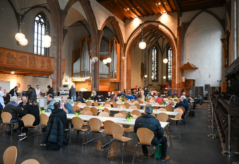 Blick in die „Vesperkirche“ in Stuttgart (Leonhardskirche)