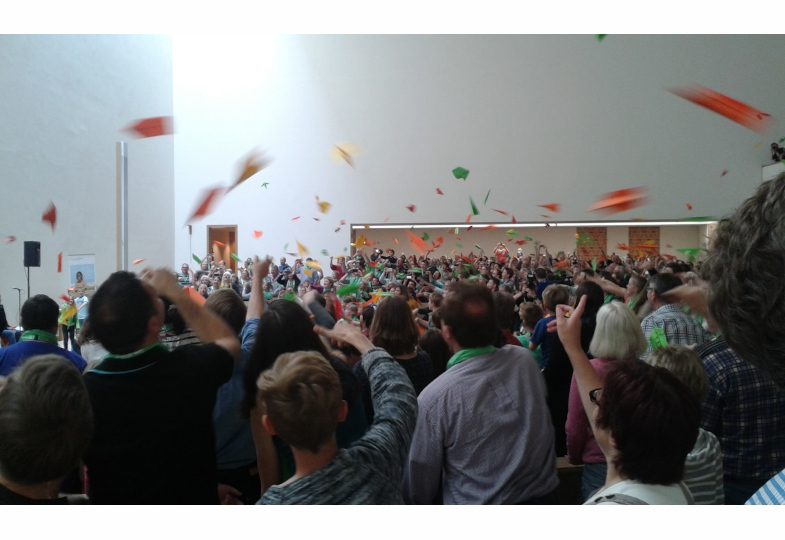 Papierflieger fliegen im Gottesdienst