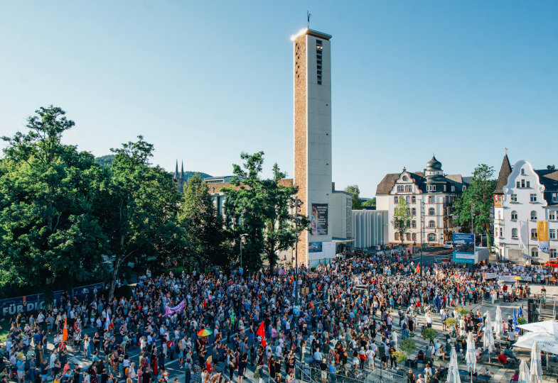 Demo gegen AfD vor Kirche