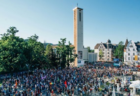 Demo gegen AfD vor Kirche