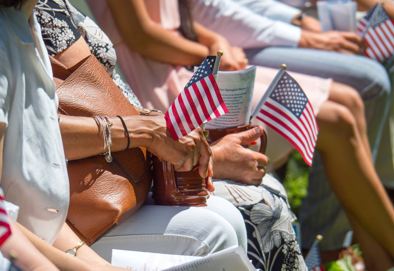 Menschen mit USA-Flaggen in den Händen