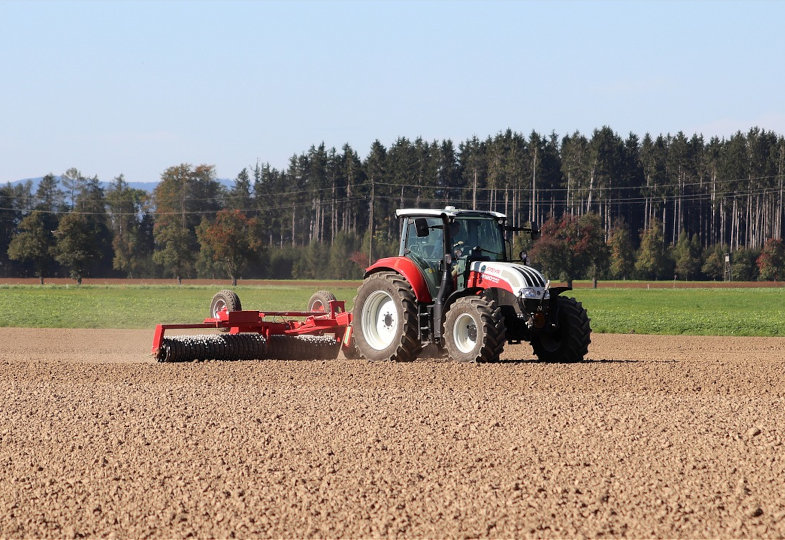 Traktor bei Feldbestellung