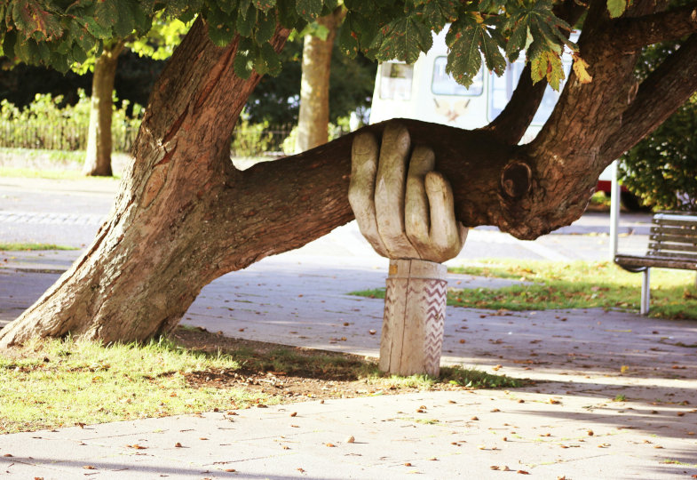 Skulptur stützt Ast