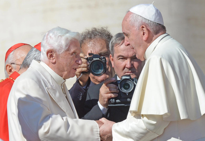 Päpste Benedikt XVI. und Franziskus