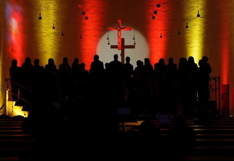 Kirchenchor in bunt beleuchteter Kirche