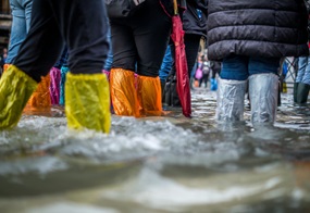 Gummistiefel in Hochwasser