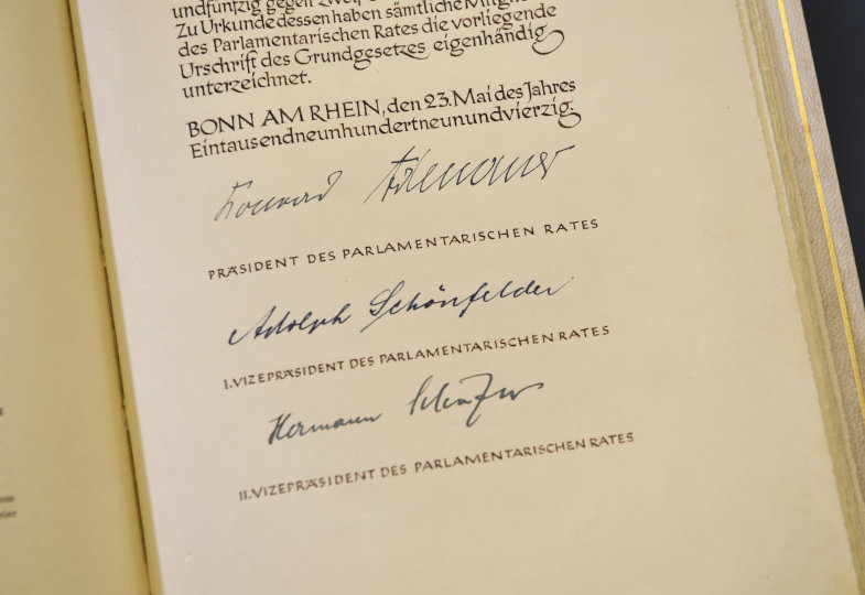 Blick auf die Urschrift des Grundgesetzes