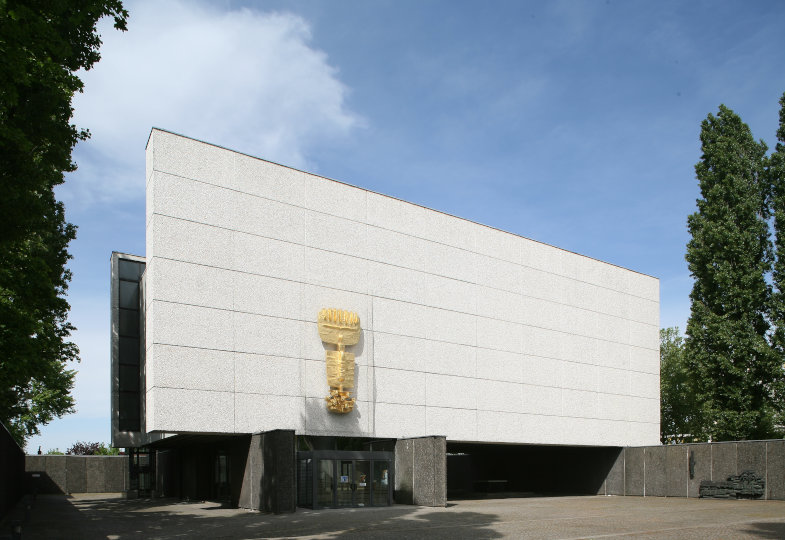 Die Kirche Maria Regina Martyrum in Berlin. Fotografien von Alfred Englert 2013.