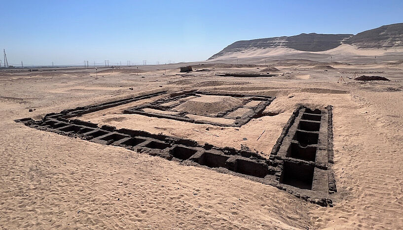 Der Grabkomplex der Königin Meret-Neith in Abydos während der Ausgrabung.