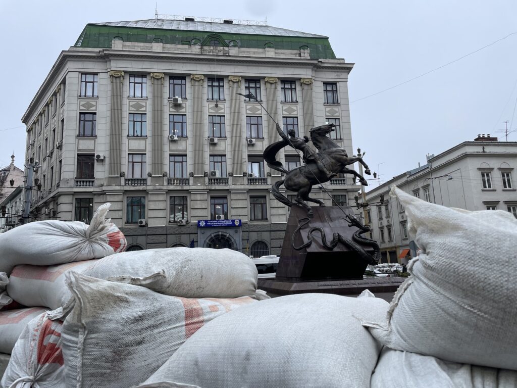 Schutzmaßnahmen an einem Momument in Lviv.