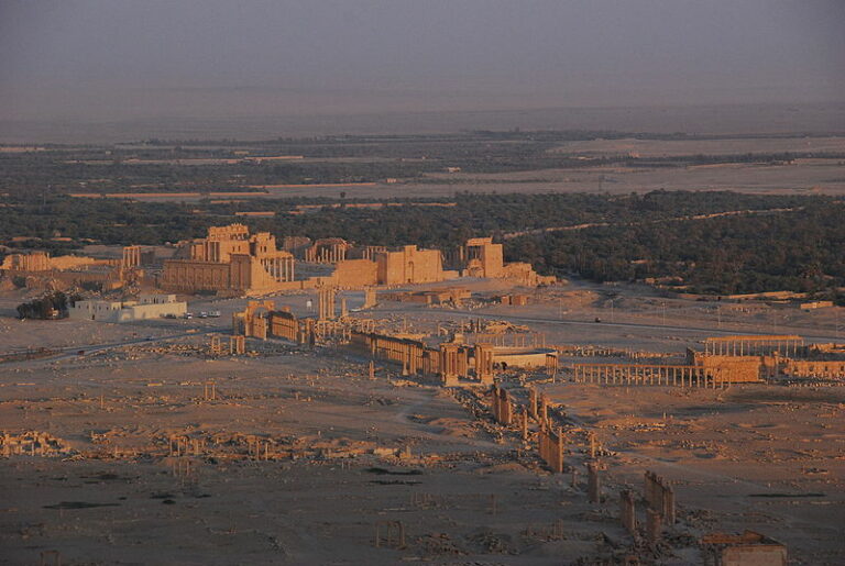 Eine der beiden wichtigen Karawanenstädte: Palmyra im Jahr 2008. Zu sehen ist die Kolonnaden-Straße und der Tempel des Bel. Palmyra. Luftbildaufnahme aus 2008.