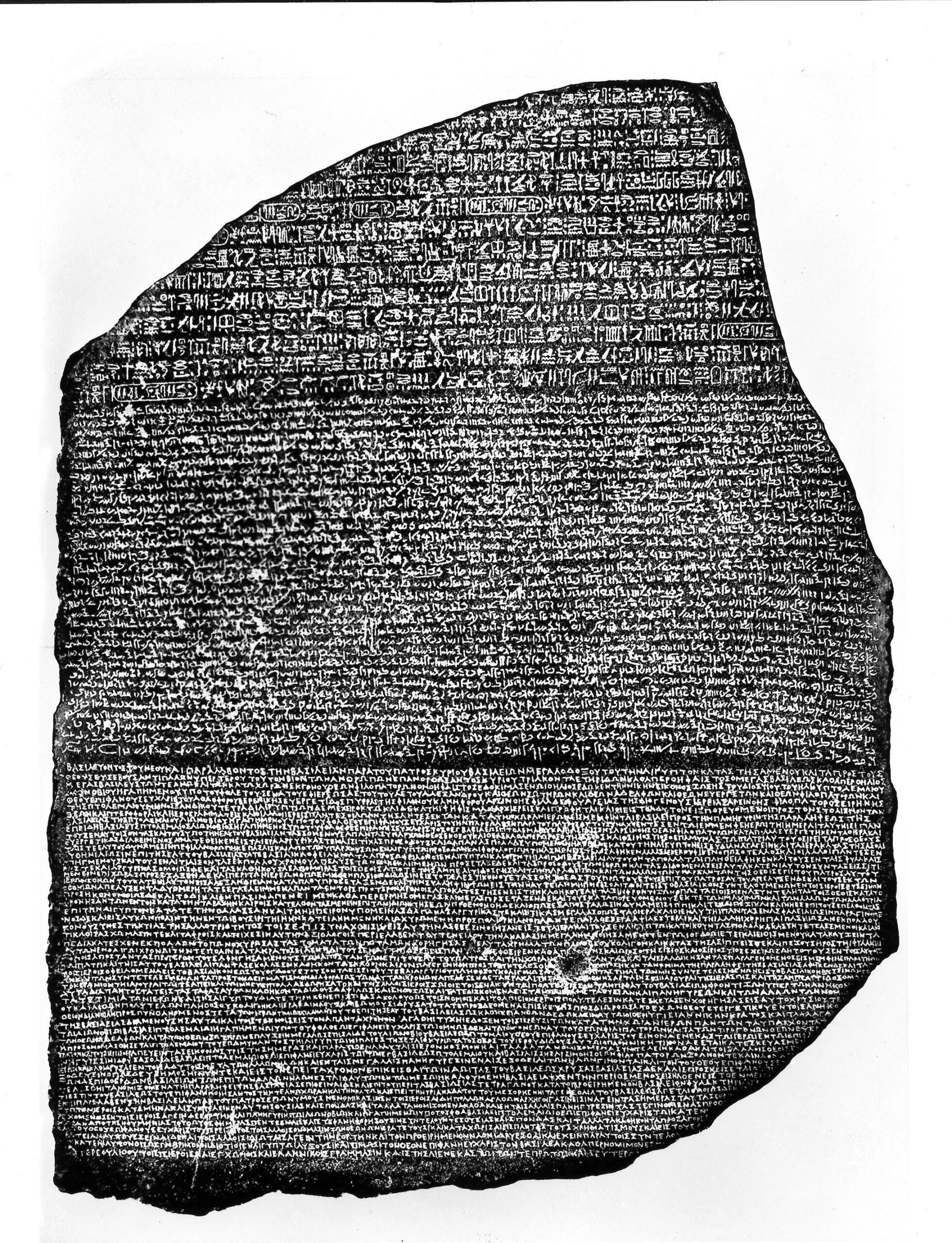 Der Stein von Rosette aus dem Jahr 196 v. Chr. zeigt drei untereinanderstehende Textblöcke. Sie sind in Hieroglyphen, Demotisch und Altgriechisch verfasst und lieferten die Grundlage für die Übersetzung der altägyptischen Schriftzeichen.