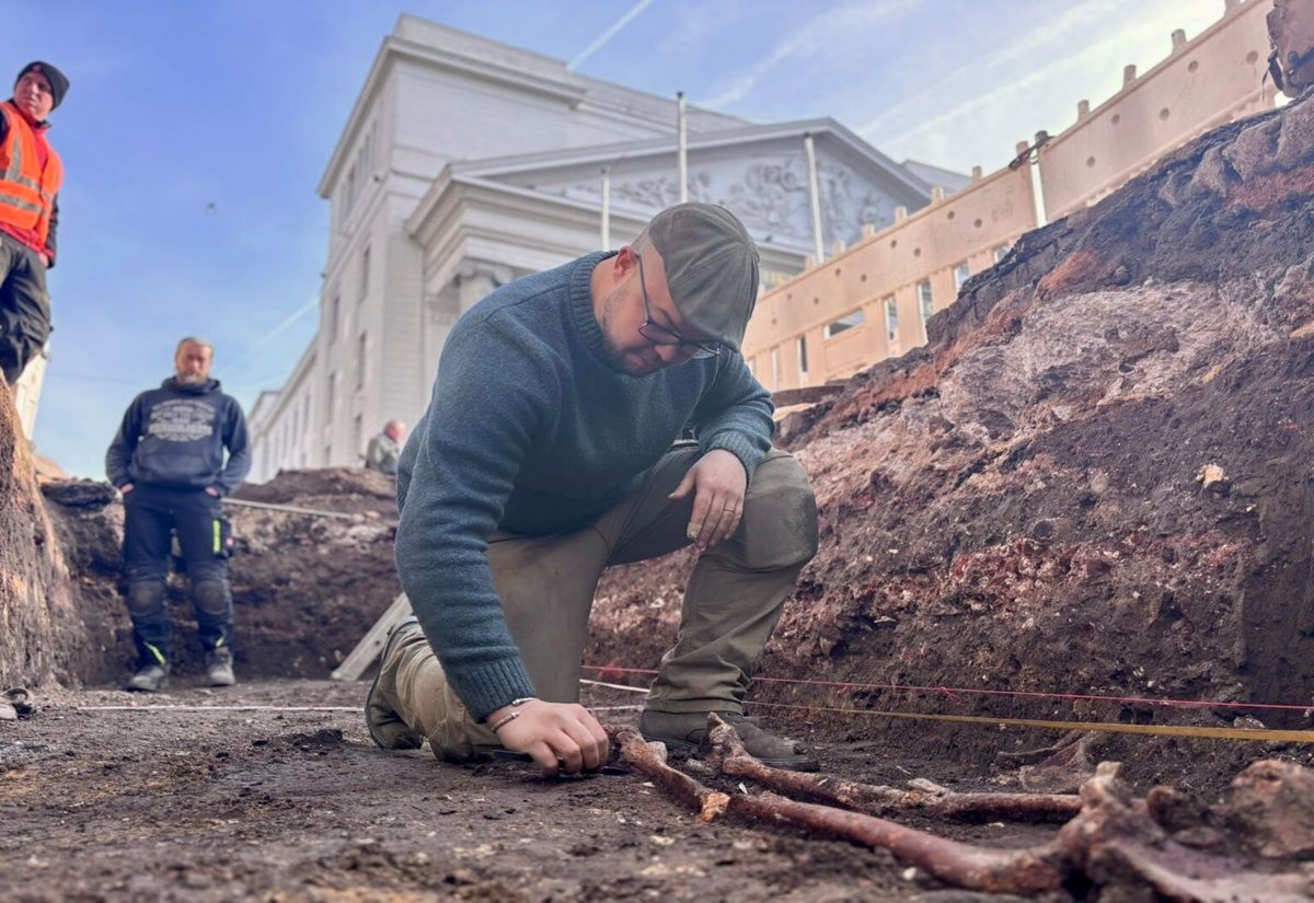 Neben den mittelalterlichen Resten der Klostermauern auf dem Theaterplatz in Aachen, legen Archäologen auch Gräber von Bestattungen des Klosterareals frei.