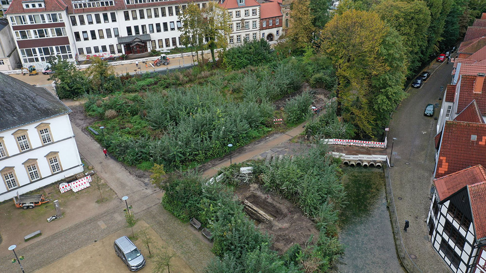 Blick von Süd-Osten auf den Geißelschen Garten. Im Vordergrund der Schnitt 1 mit der freigelegten Abgrenzungsmauer der Parkanlage, die um 1830 errichtet wurde.