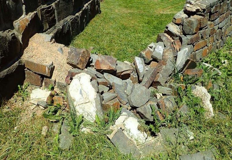 Die rekonstruierten Mauern des Kleinkastells in Nettersheim am Steinrütsch konnten dem Wasser nicht standhalten. Zudem wurde einer der nachgebauten Torbereiche unterspült und sackte teilweise ab, was zu Setzrissen führte.