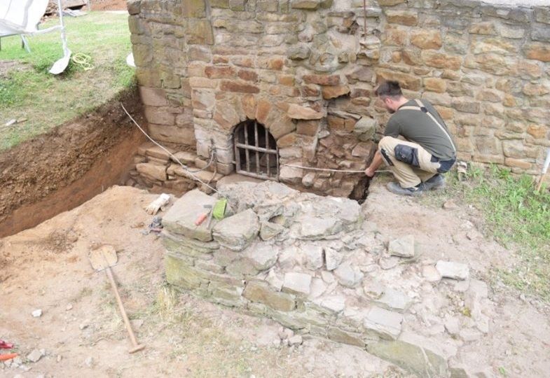 Der Fundamentbereich des Wohnturmes der Altenburg bei der Freilegung. Links im Bild ist die obere Hälfte des großen Erdprofils erkennbar.