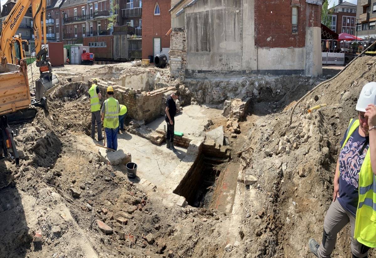 Blick von Nordwesten auf das aktuelle Maßnahmenareal. Mittig im Bild sowie auf der linken Bildseite Arbeiten zur Freilegung der ehemaligen Kellerareale. Die Arbeiten werden kontinuierlich durch den Kampfmittelräumdienst überwacht.