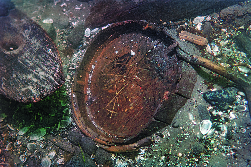 Fass mit Markierung im Wrack der »Darsser ­Kogge«. Die Ladung des Handelsschiffs aus dem 14. Jh. gibt einen Einblick in das Netzwerk der Hanse.