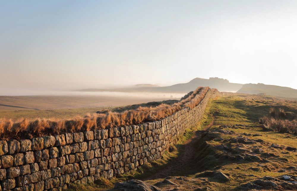 Der Hadrianswall im Norden Englands erinnert bis heute an die nördlichste Grenze des Römischen Reiches.