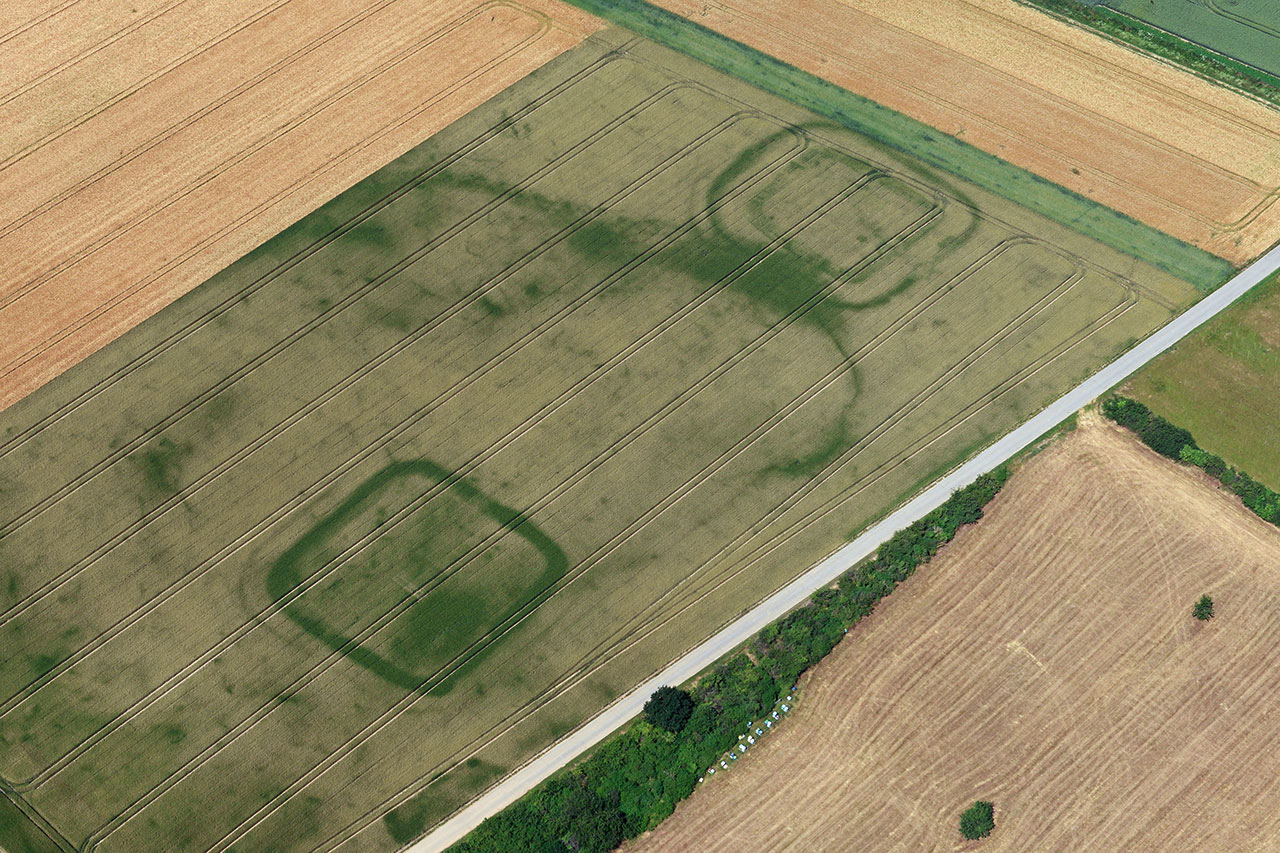 Bei Vettweiß in der Eifel im Landkreis Düren, Nordrhein-Westfalen, treten zwei Burgi in direkter Nachbarschaft zueinander auf.