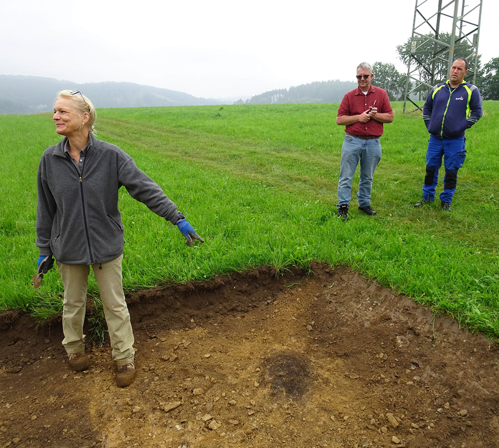 Ein unscheinbarer dunkler Fleck unter dem Mutterboden bei Siegen-Oberschelden, doch die Archäologin Dr. Eva Cichy freut es.