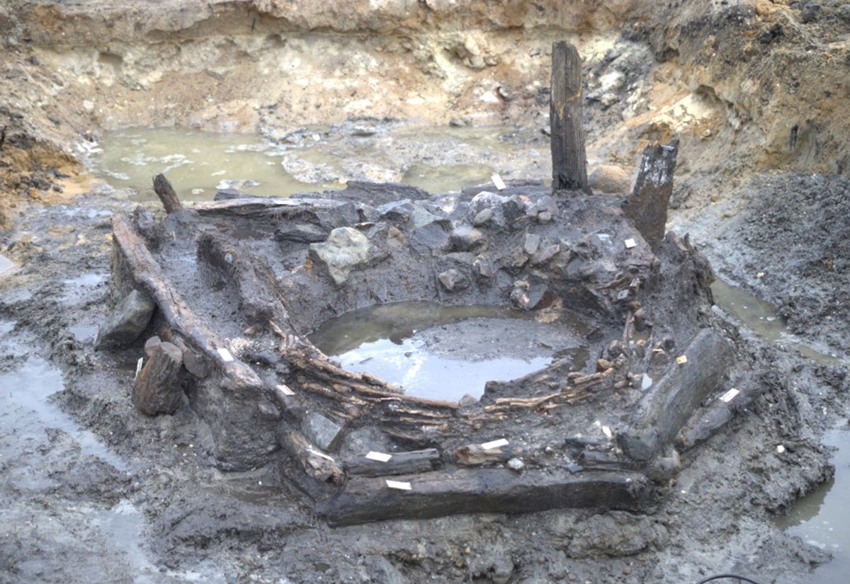 Hoch-/spätmittelalterlicher Brunnen mit Flechtwerkeinbau im Süden der Grabungsfläche von Haldensleben.