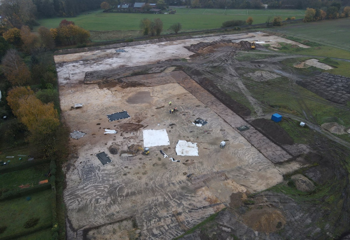 Drohnenfoto der bisher geöffneten Fläche auf der Grabung in Paderborn "Winkelland". Die Siedlungsspuren scheinen nach Nord-Osten hin geringer zu werden.